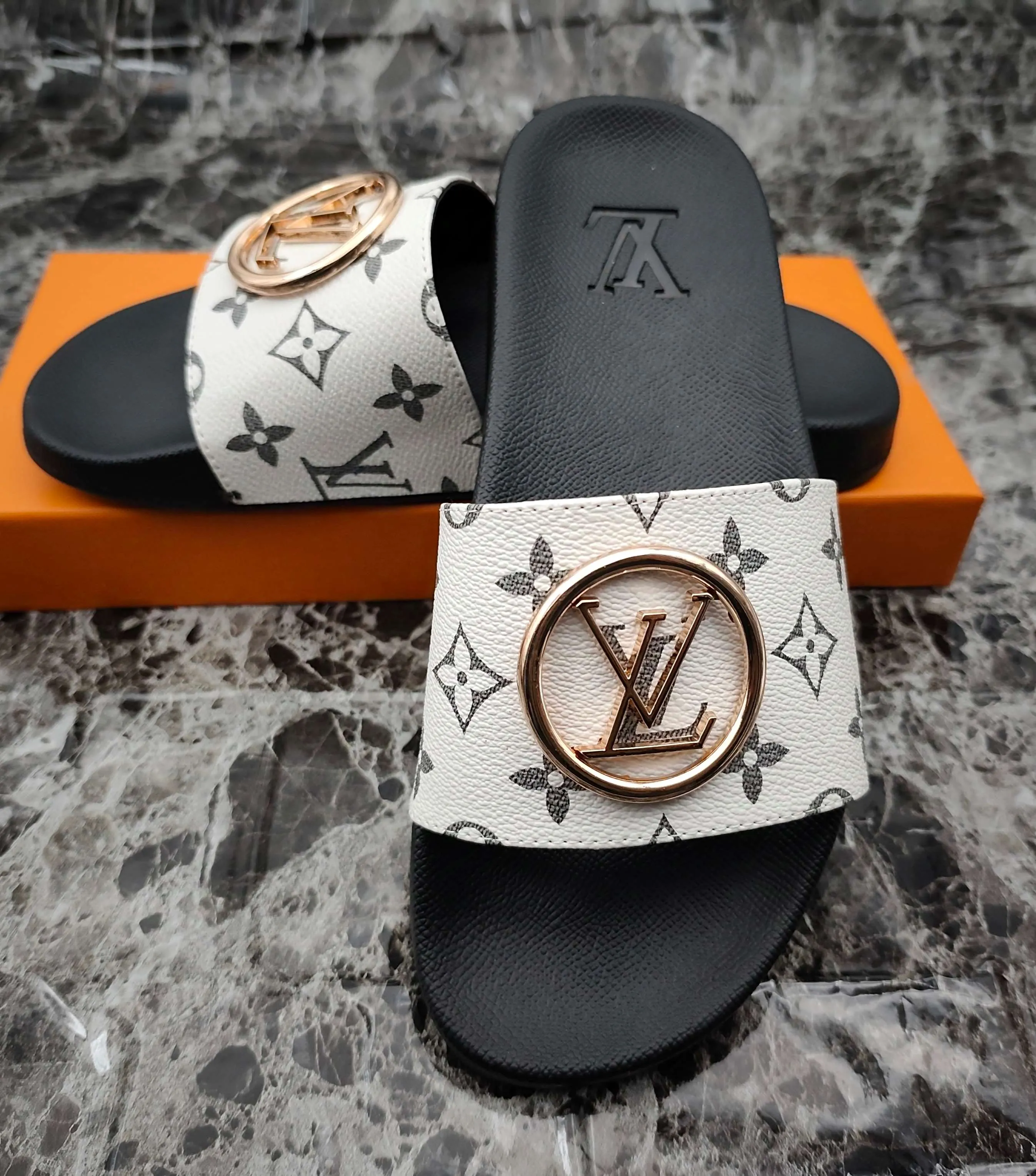 👟👟Ex-factory price 280👟👟 (available all year round) same style for men and women, size 35--48. Couple style🎗Louis Vuitton "LV" slippers, a much-anticipated one, so beautiful that it will melt your hearts❤! It is simply a masterpiece of extraordinary craftsmanship. It is a must-have for everyone. It is made by open mold. It feels Q-bounce and super soft on the feet. It is super delicate on the feet. It is an exclusive model. There are many layouts, so there is always one you like🎉🎉